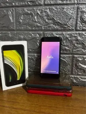 iPhone SE con caja y fundas