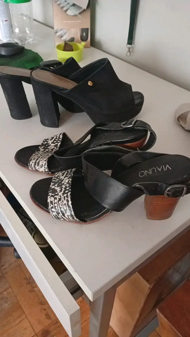 Sandalias de tacón negras y estampadas Vianu