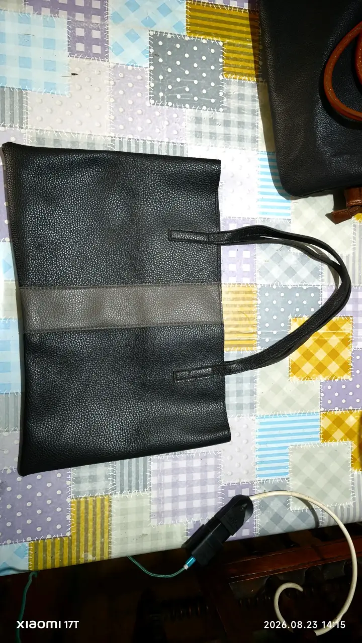 Bolso tote negro de cuero sintético - 2