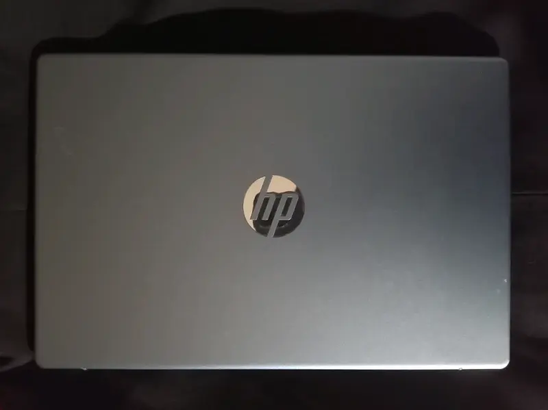 Laptop HP con procesador AMD Ryzen 5 - 1