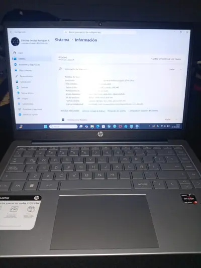 Laptop HP con procesador AMD Ryzen 5 - miniatura 2