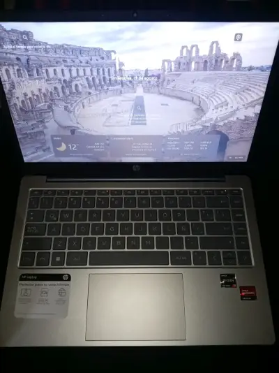 Laptop HP con procesador AMD Ryzen 5 - miniatura 3