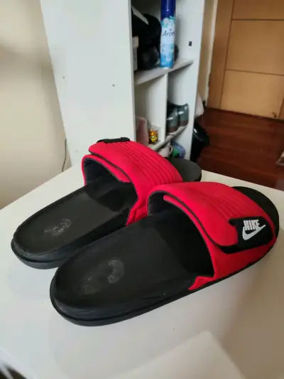Sandalias Nike rojas y negras para hombre - miniatura 2