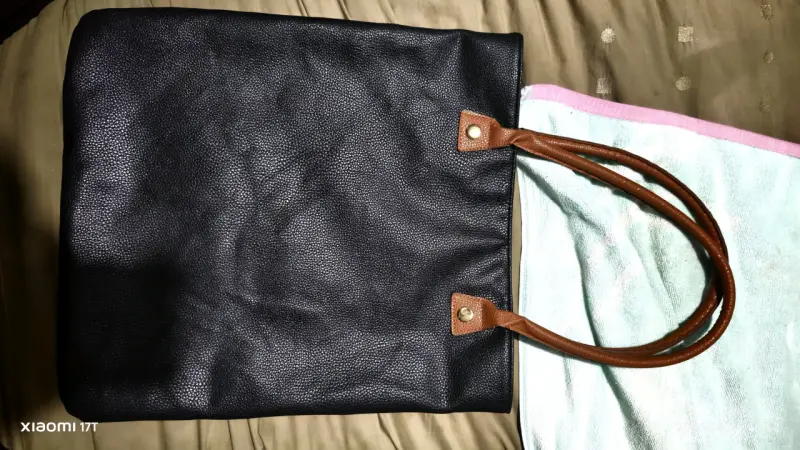 Bolso tote negro con asas marrones - 2