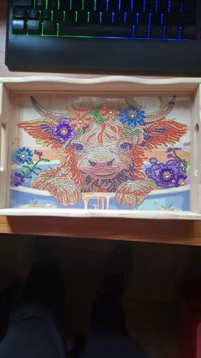 Bandeja de madera con diseño de vaca y flores - miniatura 1
