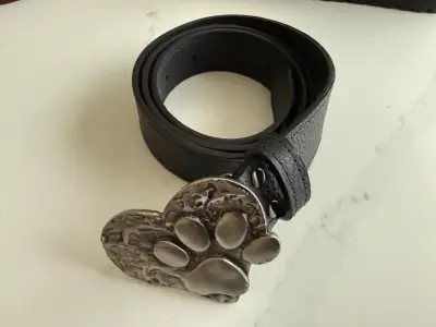 Cinturón de cuero negro con hebilla de pata - miniatura 1