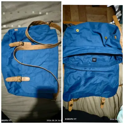 Mochila azul con correas ajustables - miniatura 1