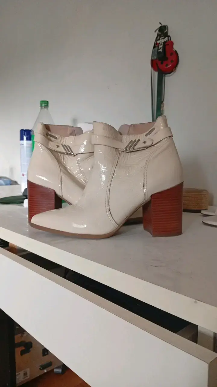 Botines de cuero beige con tacón alto