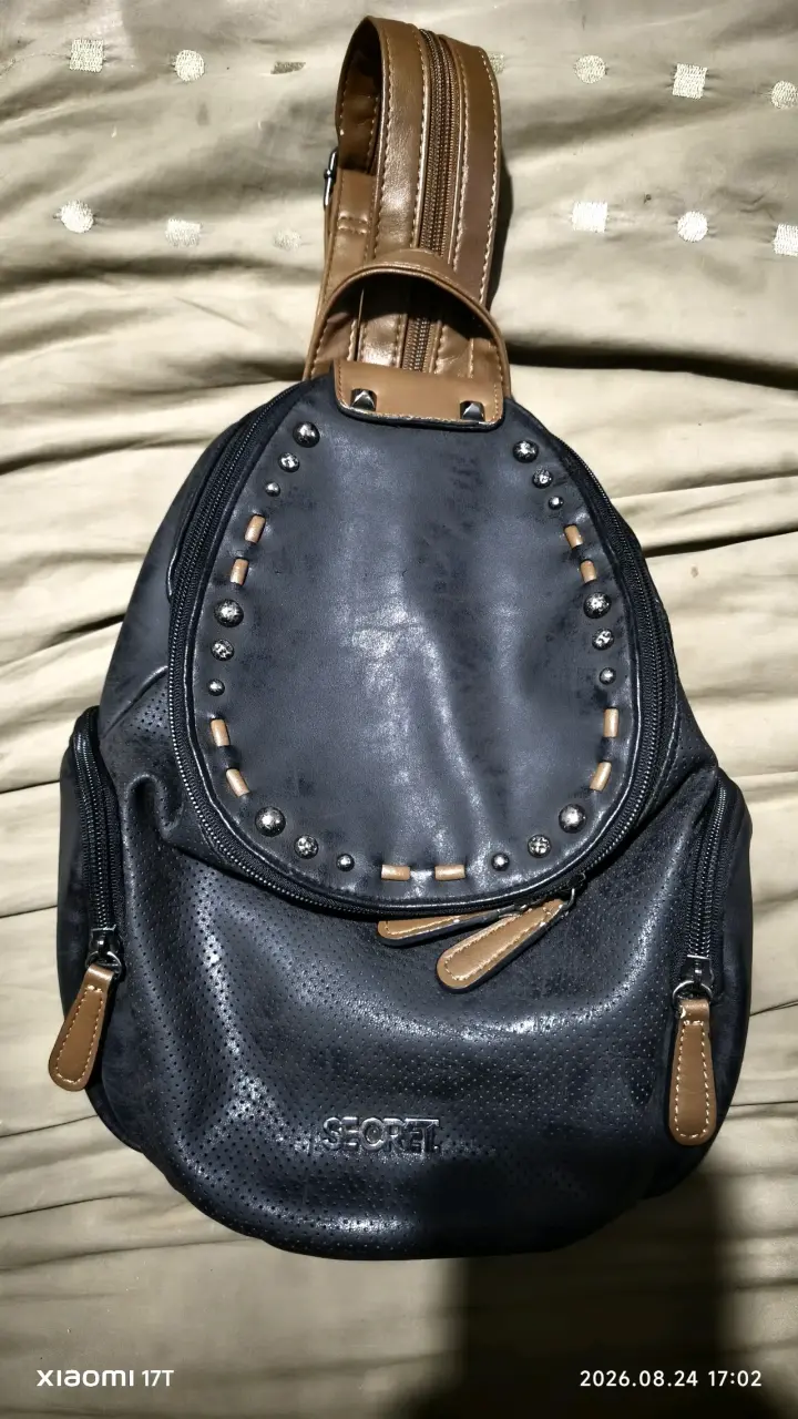 Mochila de cuero sintético azul con detalles marrones - 2