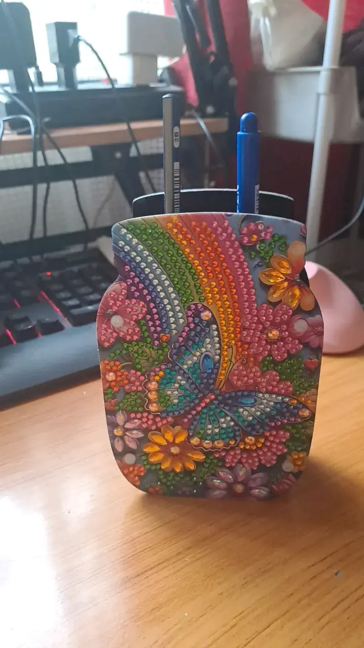 Portalápices decorativo con mariposa y flores - 2