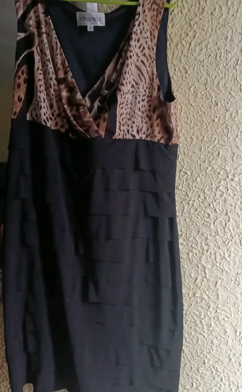 Vestido negro con estampado animal print Studio I - 2