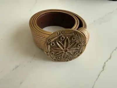 Cinturón de cuero con hebilla decorativa dorada - miniatura 1
