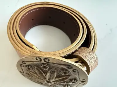 Cinturón de cuero con hebilla decorativa dorada - miniatura 2