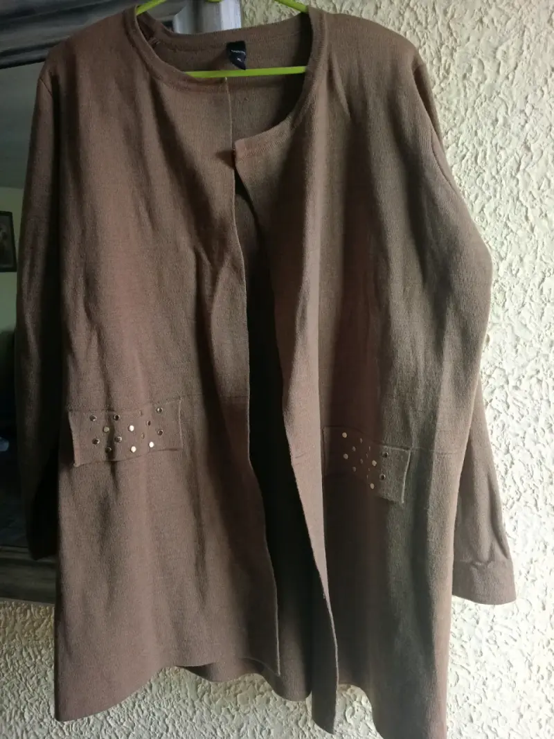 Chaqueta abierta marrón con detalles metálicos - 2