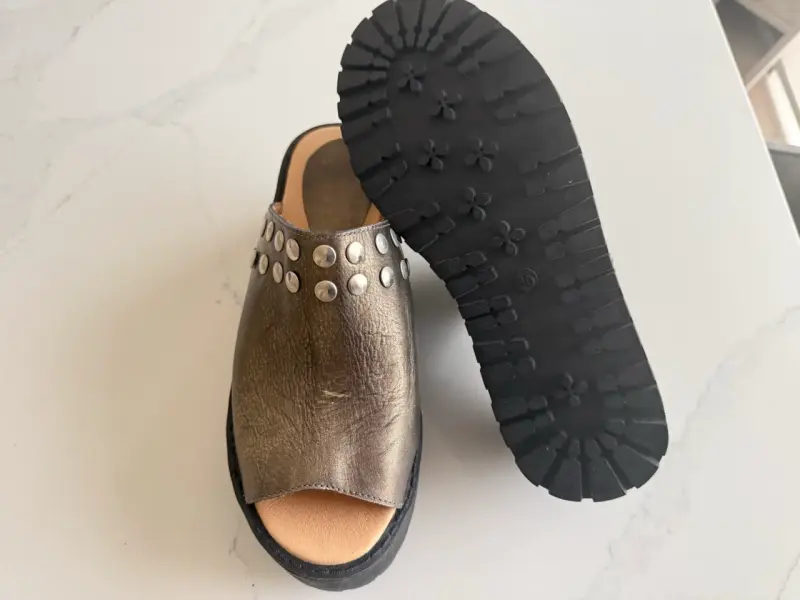 Sandalias de plataforma metálicas con tachas - 1