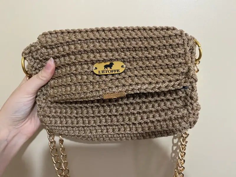 Cartera de mano tejida