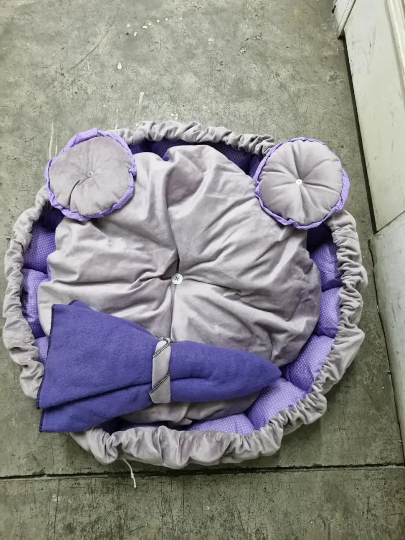 Cama para mascotas redonda acolchada gris y morado