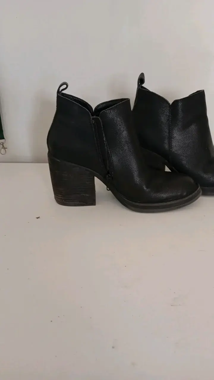 Botines de cuero negro con tacón alto