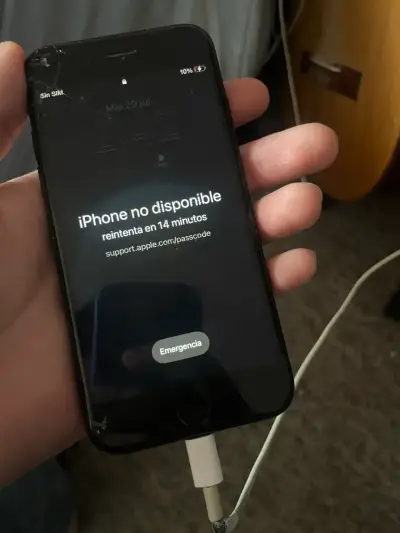iPhone negro con pantalla rota y bloqueo - miniatura 1