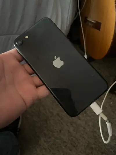 iPhone negro con pantalla rota y bloqueo - miniatura 2