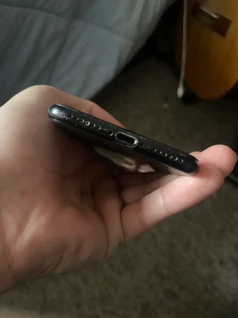 iPhone negro con pantalla rota y bloqueo - 3