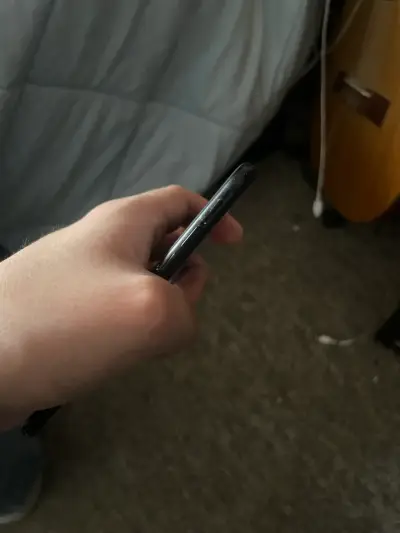 iPhone negro con pantalla rota y bloqueo - miniatura 4