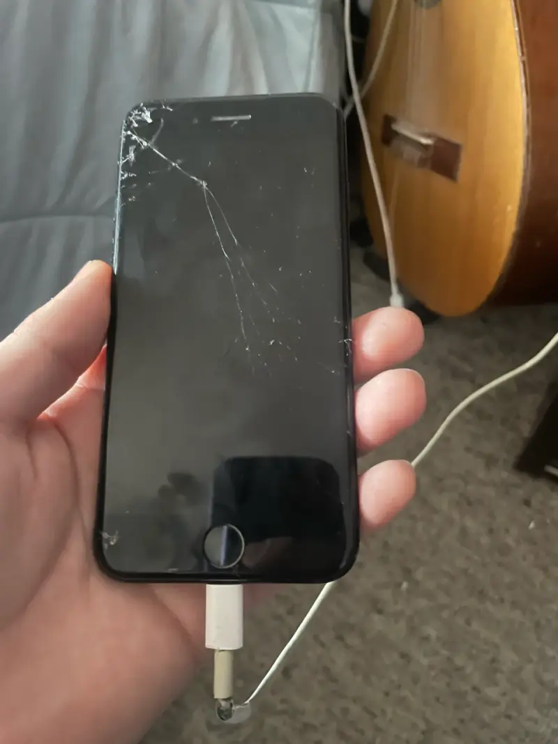 iPhone negro con pantalla rota y bloqueo - 5