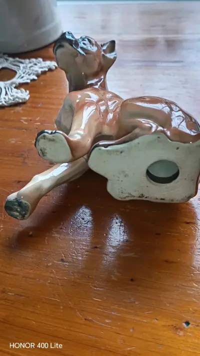 Figura decorativa de perro en cerámica marrón - miniatura 1