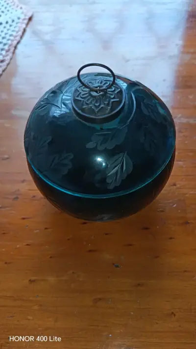 Caja decorativa de vidrio azul con tapa - miniatura 1