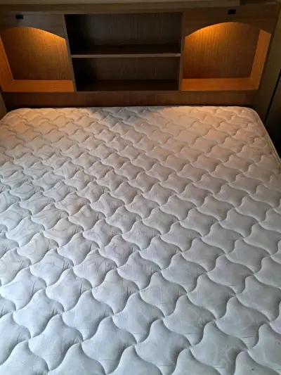 Cama matrimonial + colchón y cabecera con luces - miniatura 1