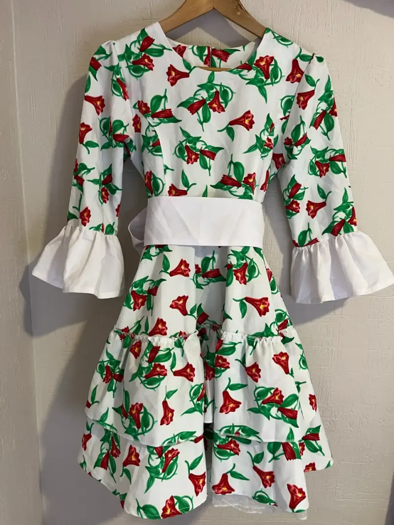 Vestido floral con volantes y mangas largas