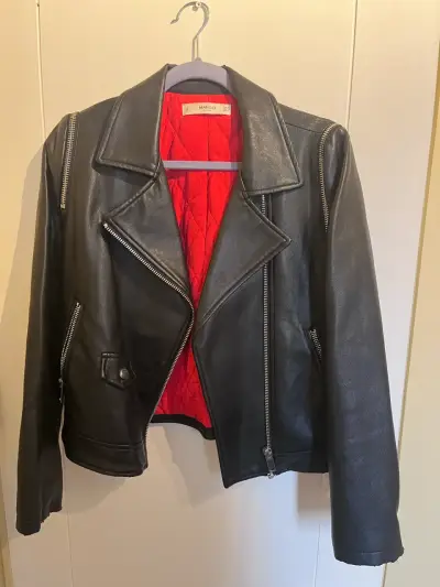 Chaqueta de cuerina negra Mango con forro rojo - miniatura 1