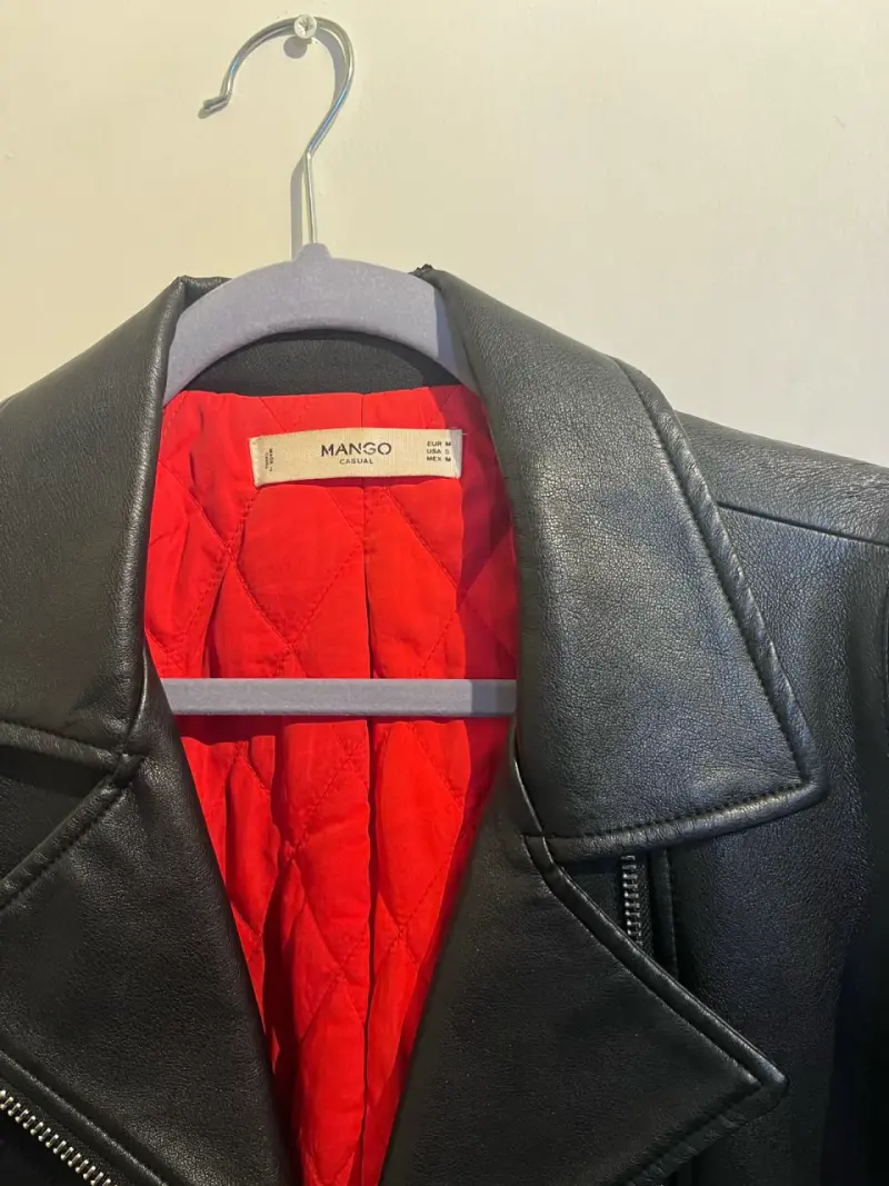 Chaqueta de cuerina negra Mango con forro rojo - 2