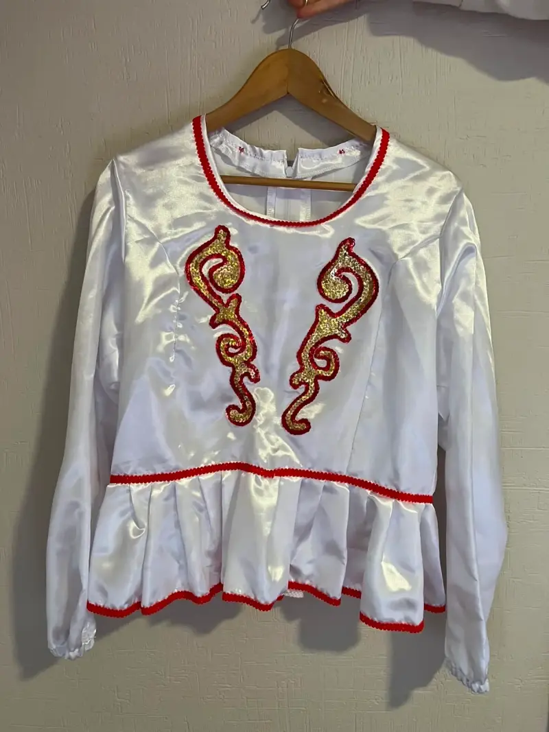 Blusa de baile folclórico blanco con detalles rojos - 1