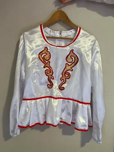 Blusa de baile folclórico blanco con detalles rojos - miniatura 1