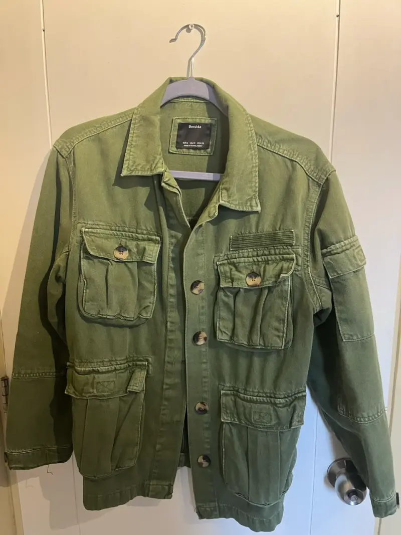 Chaqueta verde militar Bershka con bolsillos - 1