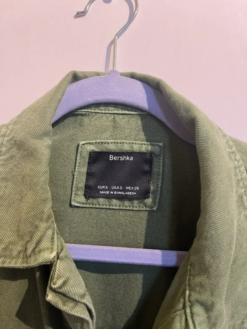 Chaqueta verde militar Bershka con bolsillos - 2
