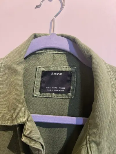 Chaqueta verde militar Bershka con bolsillos - miniatura 2