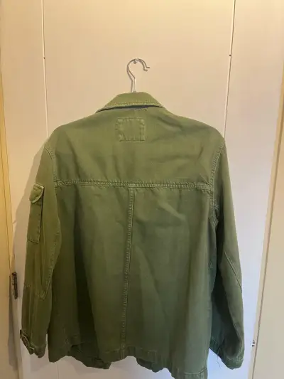 Chaqueta verde militar Bershka con bolsillos - miniatura 3