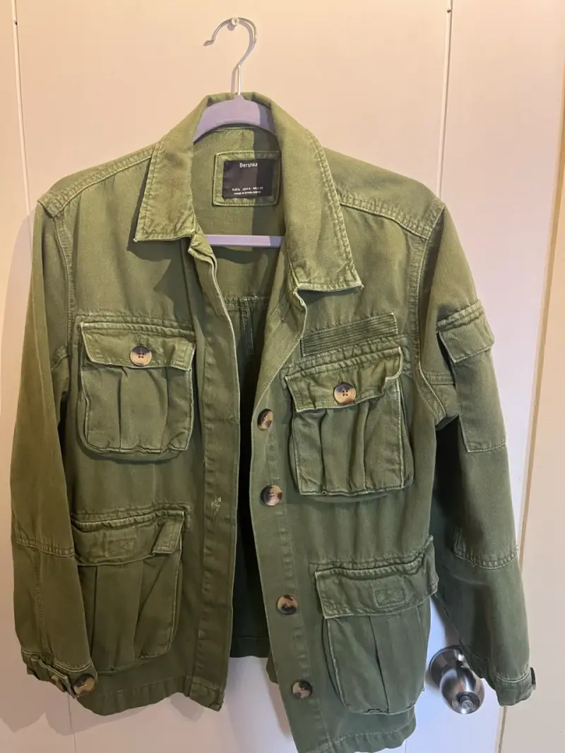 Chaqueta verde militar Bershka con bolsillos - 4