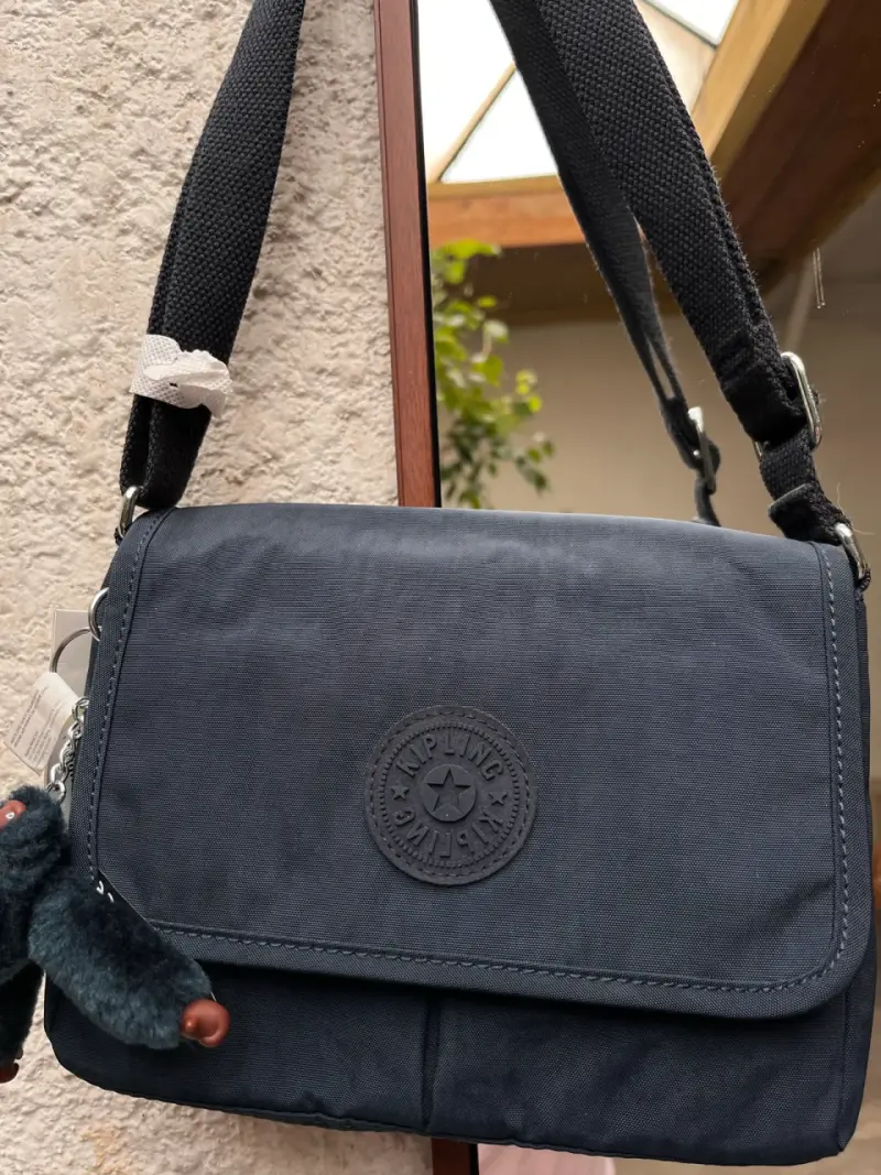 Bolso bandolera azul marino Kipling con llavero - 1