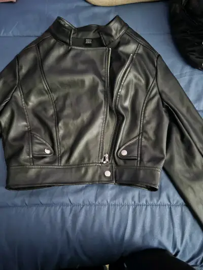 Chaqueta de cuero sintético negra para mujer - miniatura 1