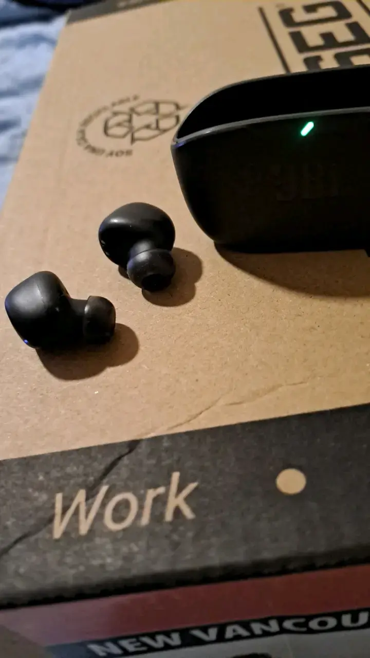 Audífonos inalámbricos JBL con estuche de carga - 1