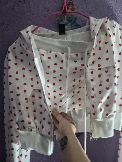 Polerón con capucha blanco con corazones rojos - miniatura 1