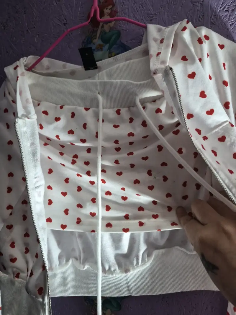 Polerón con capucha blanco con corazones rojos - 2