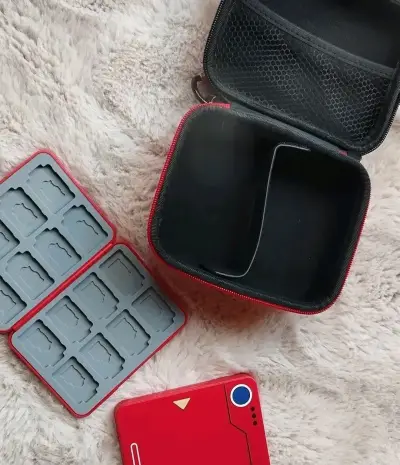 Estuche rígido Pokebola para tarjetas de juego - miniatura 2