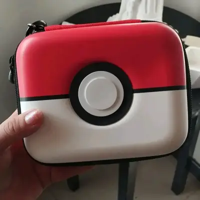 Estuche rígido Pokebola para tarjetas de juego - miniatura 5