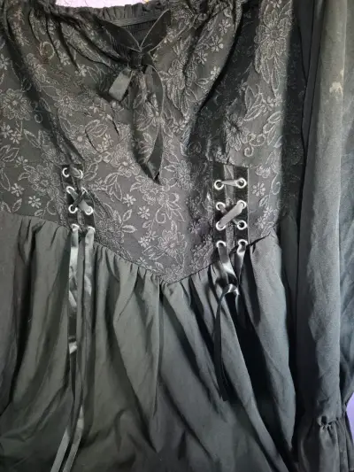 Vestido negro con encaje floral y cintas - miniatura 1