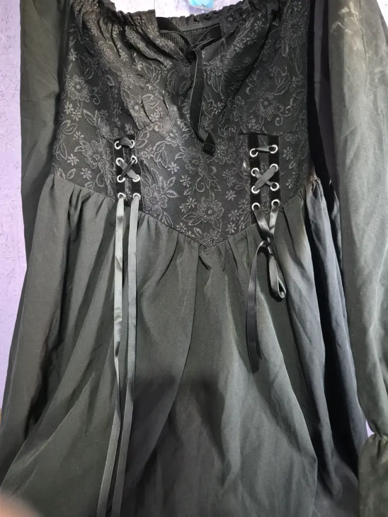 Vestido negro con encaje floral y cintas - 2