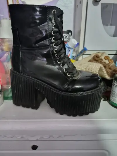 Botas negras de plataforma alta estilo gótico - miniatura 1